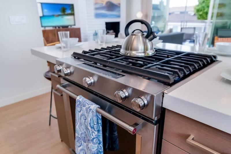 1225 Marine - Balboa Island Beauty – Updated Upper Unit Retreat - image 9