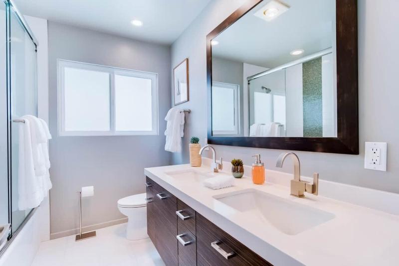1225 Marine - Balboa Island Beauty – Updated Upper Unit Retreat - image 12