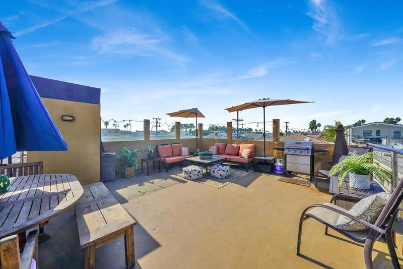 Contemporary Value Duplex with Rooftop Deck- 303 home - image 13
