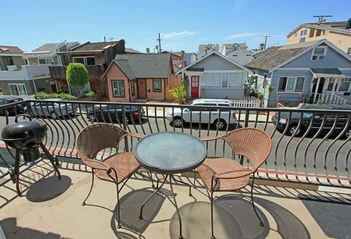 Location! Walk to beach grocery restaurants- home - image 16