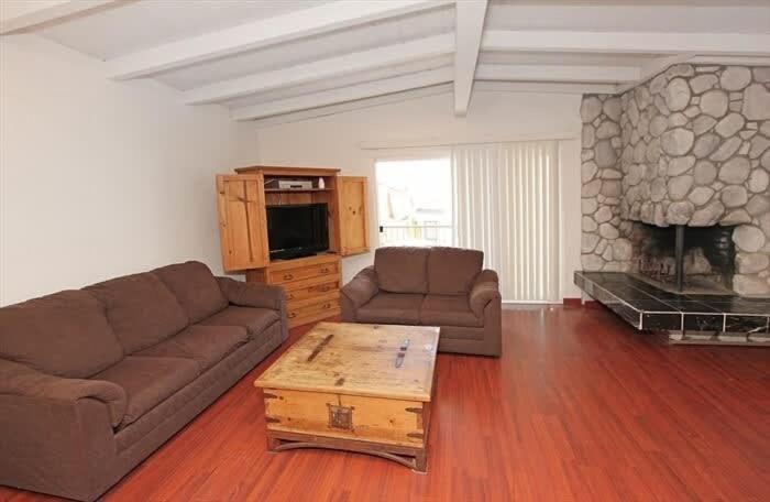 Location! Walk to beach grocery restaurants- home - image 14