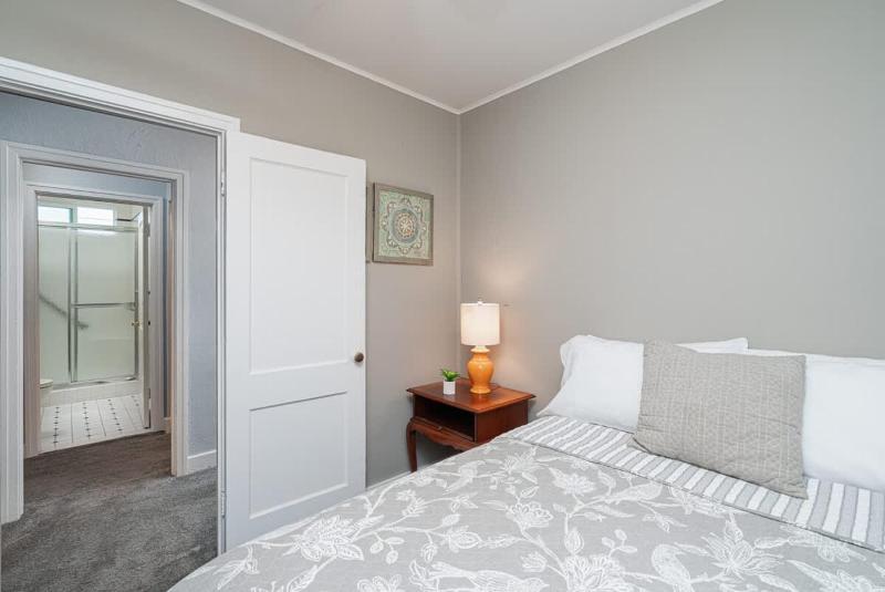 Balboa Island Charmer- 304 Ruby A home - image 17