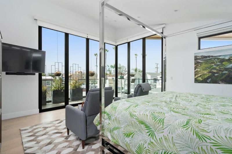 Balboa Island Luxe home - image 11
