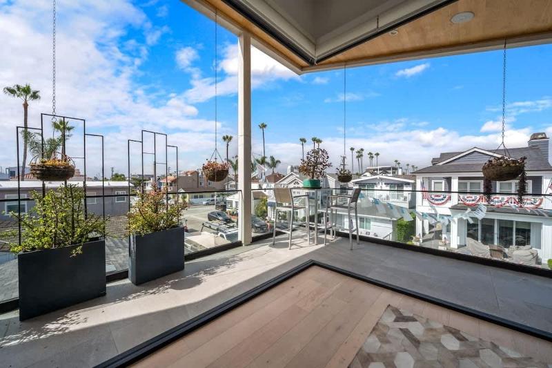 Balboa Island Luxe home - image 25