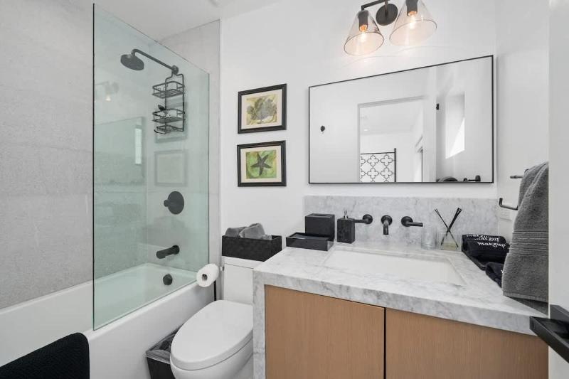 Balboa Island Luxe home - image 13