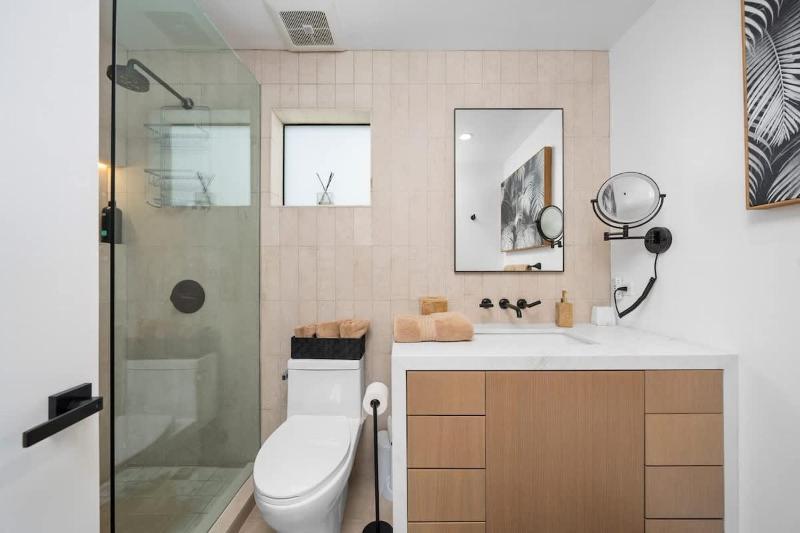 Balboa Island Luxe home - image 10