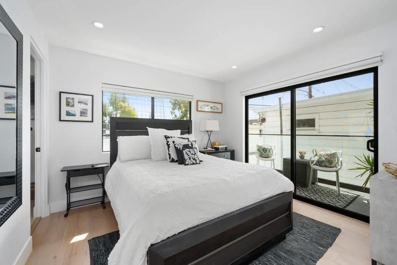 Balboa Island Luxe home - image 20