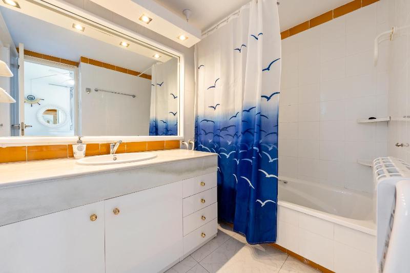 Hauzify I Apartament Orquídies - image 17