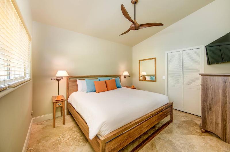 Seagrape Two Bedroom, Two Bath Suite image 3