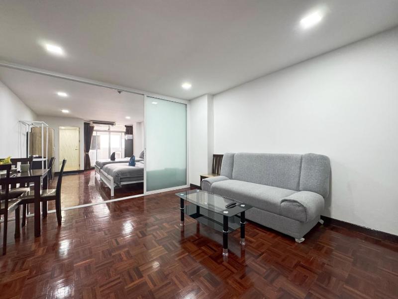 City Center | 1BR | Sleeps 4 | Near BTS & Bars - image 15