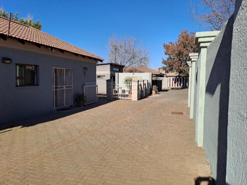 Andela Guesthouse - image 13