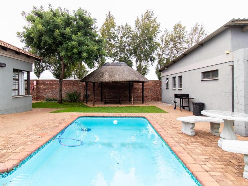 Andela Guesthouse - image 8