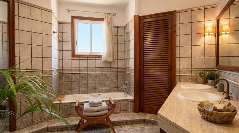 Villa Abu Lita 3 minutos andando playa Renovada Piscina y Jardin XXL Autentico lujo - image 22