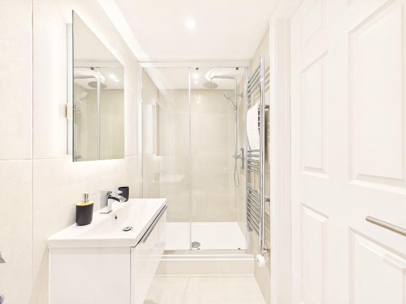 NEW Artisan Flat by Signature Stays - Modern - Spacious - image 5