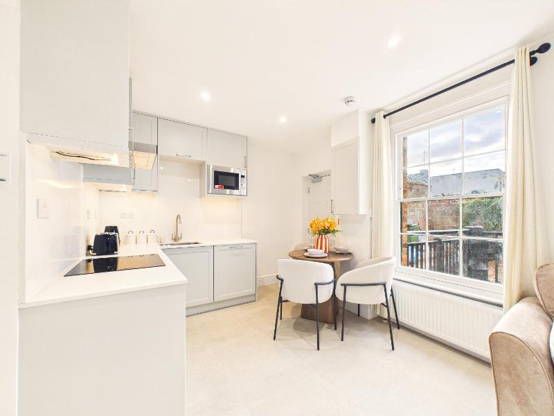 NEW Artisan Flat by Signature Stays - Modern - Spacious - image 6