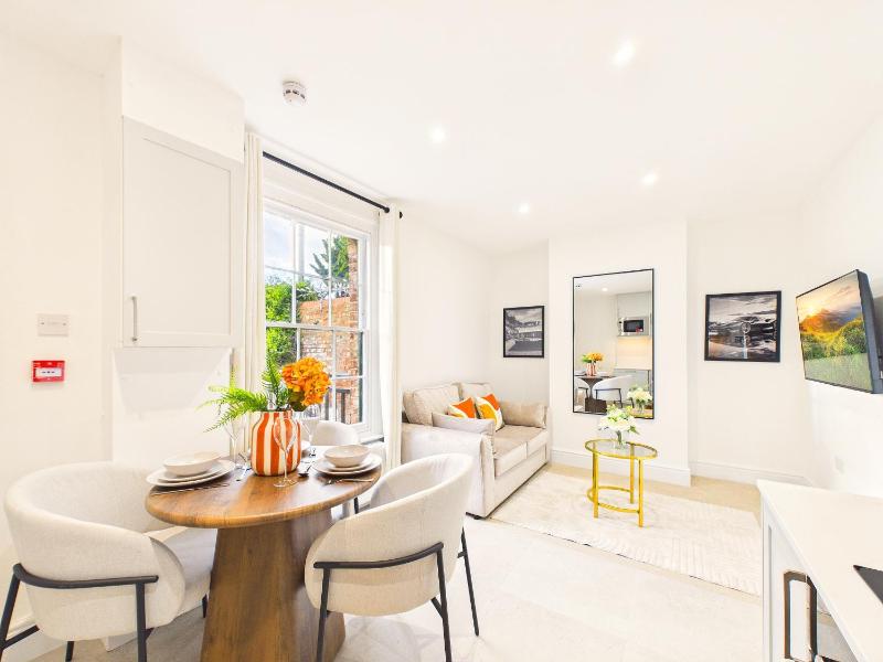 NEW Artisan Flat by Signature Stays - Modern - Spacious - image 7