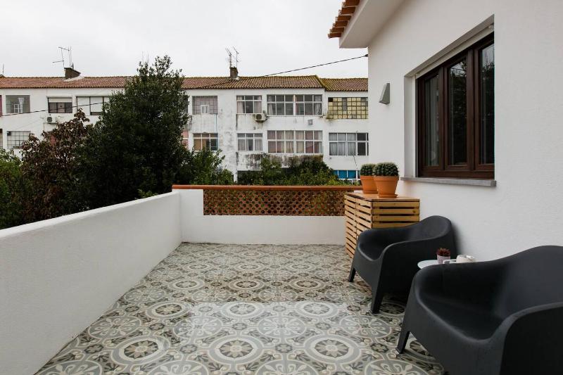Cozy apartment with terrace - 20 min to Lisbon - image 11
