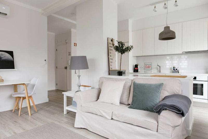 Cozy apartment with terrace - 20 min to Lisbon - image 1