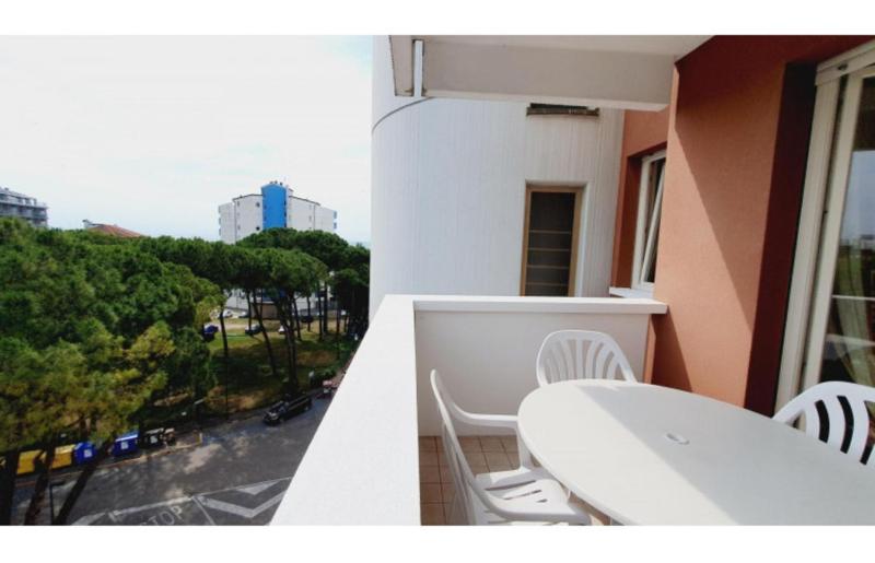 Beachside and equipped apartment - image 1