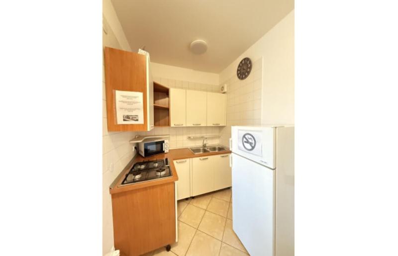Beachside and equipped apartment - image 12