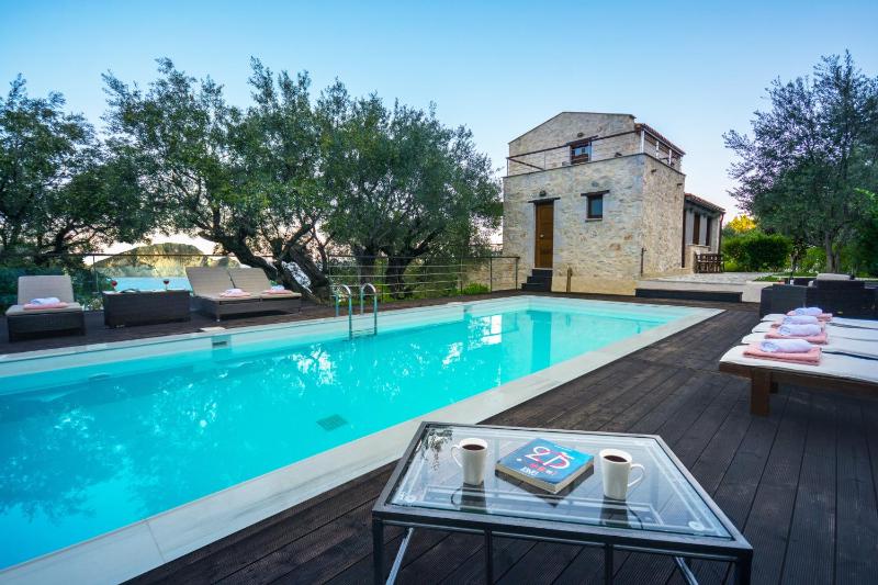 Deluxe Suite with Private Pool (2 adults + 2 children) image 2