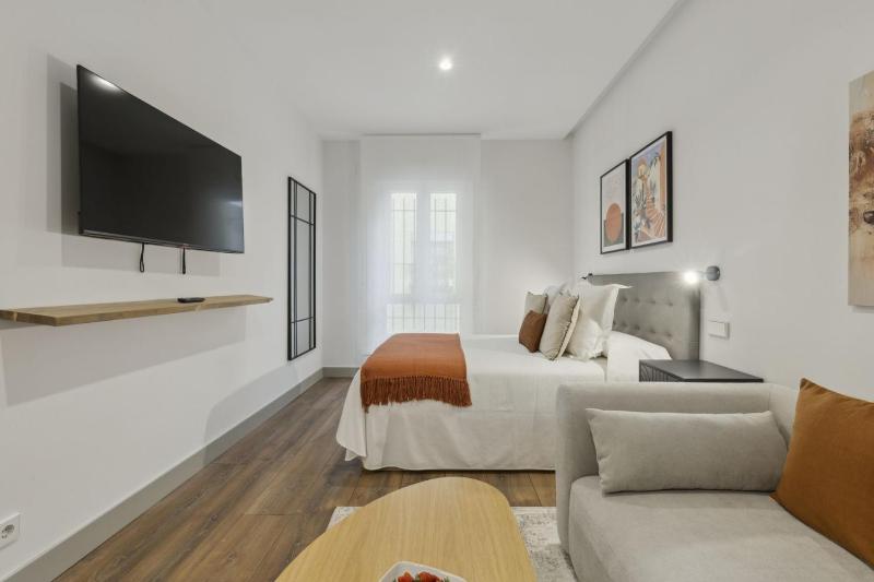 Cozy Studio Retreat in Charming Chamberí - image 3