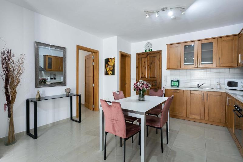 Stylish 2BDR Apartment in Sliema - image 9