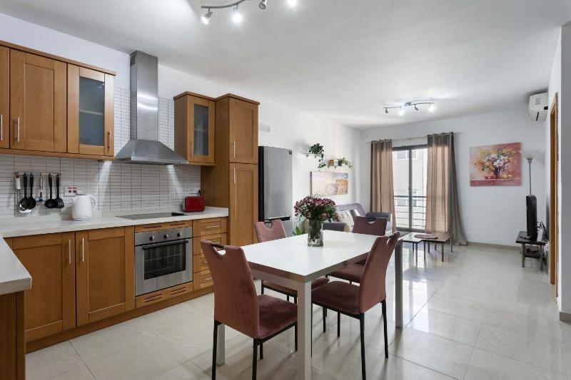 Stylish 2BDR Apartment in Sliema - image 13