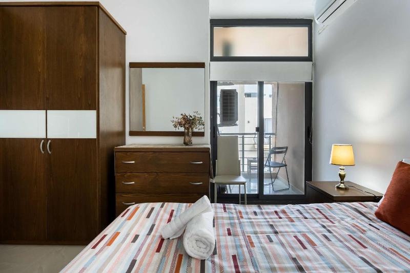 Stylish 2BDR Apartment in Sliema - image 12