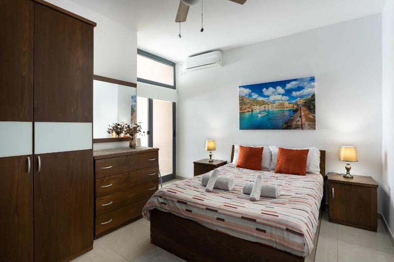 Stylish 2BDR Apartment in Sliema - image 10