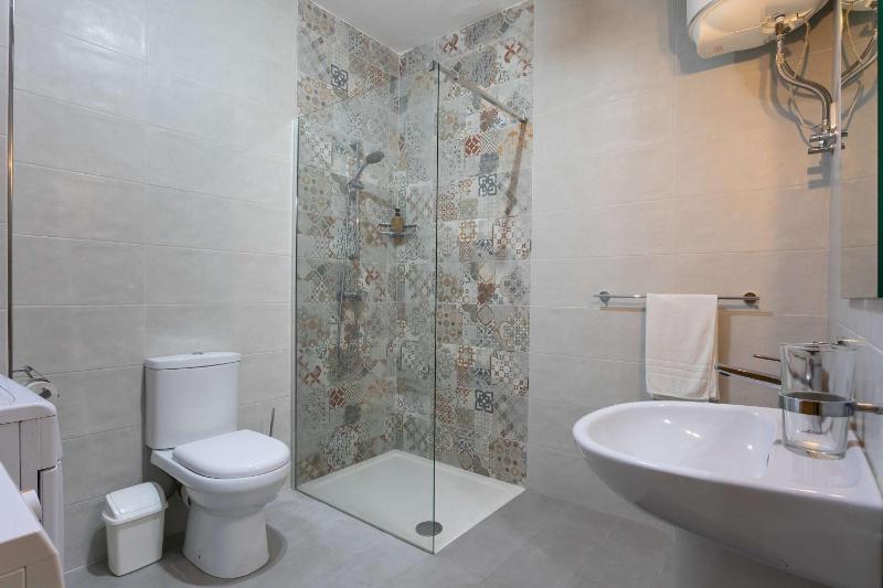 Stylish 2BDR Apartment in Sliema - image 15