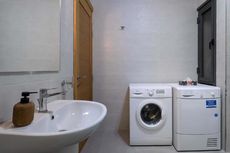 Stylish 2BDR Apartment in Sliema - image 8