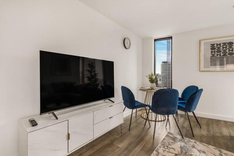 Broad Street 2 Bed Apt 24hr Gym Netflix and Parking - image 21
