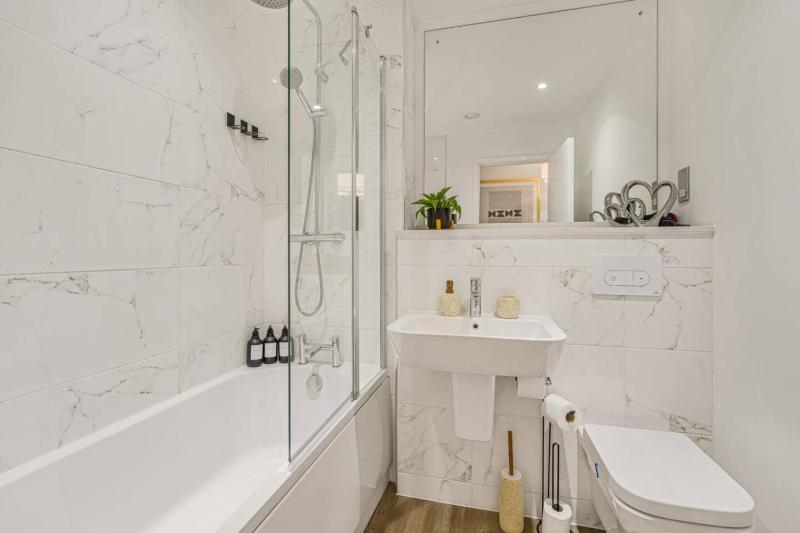 Broad Street 2 Bed Apt 24hr Gym Netflix and Parking - image 14