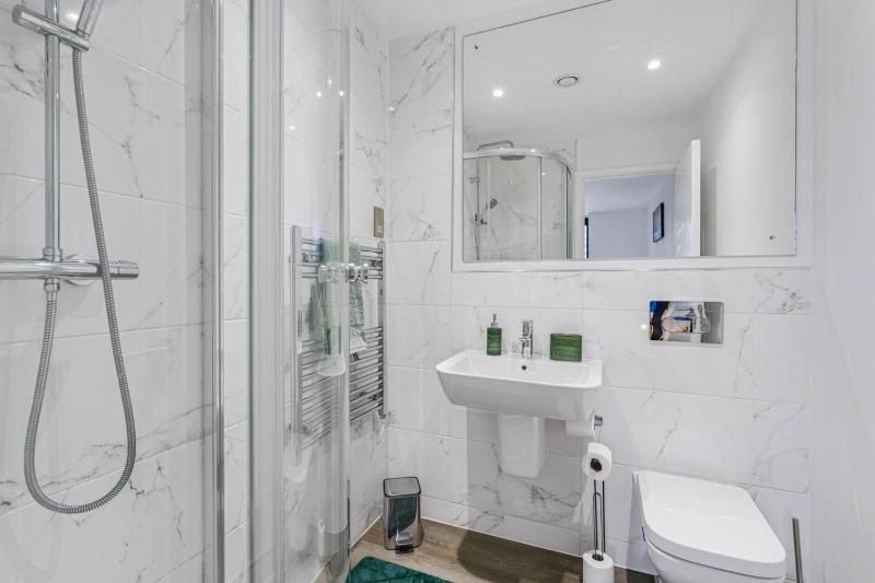 Broad Street 2 Bed Apt 24hr Gym Netflix and Parking - image 12