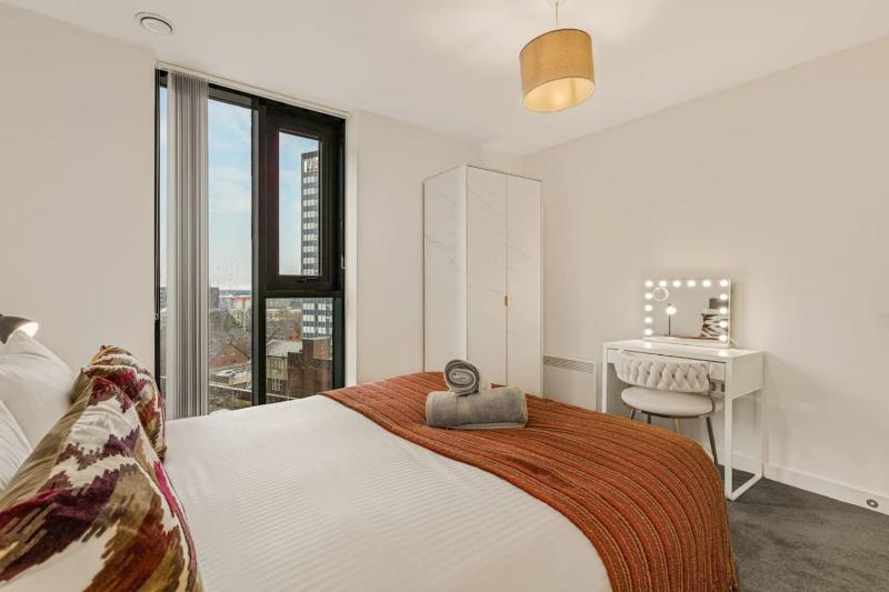 Broad Street 2 Bed Apt 24hr Gym Netflix and Parking - image 2