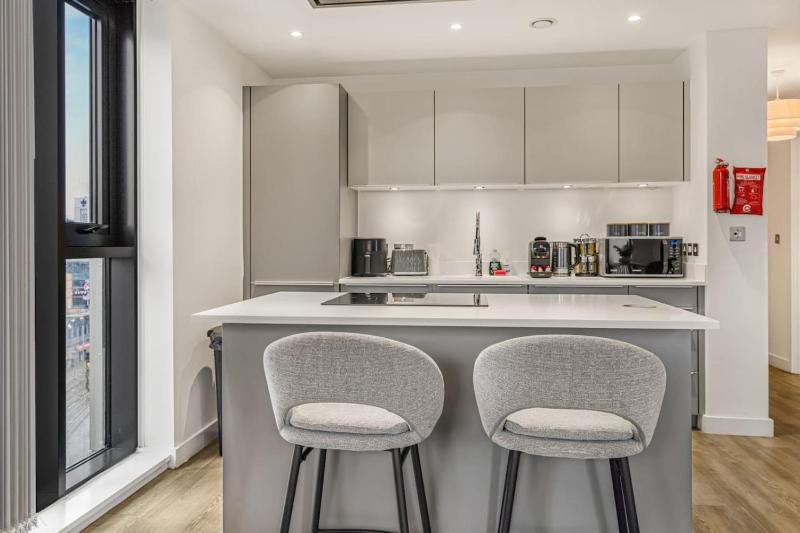 Broad Street 2 Bed Apt 24hr Gym Netflix and Parking - image 34