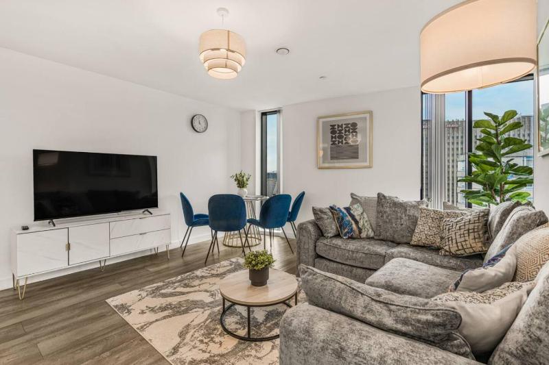 Broad Street 2 Bed Apt 24hr Gym Netflix and Parking - image 3