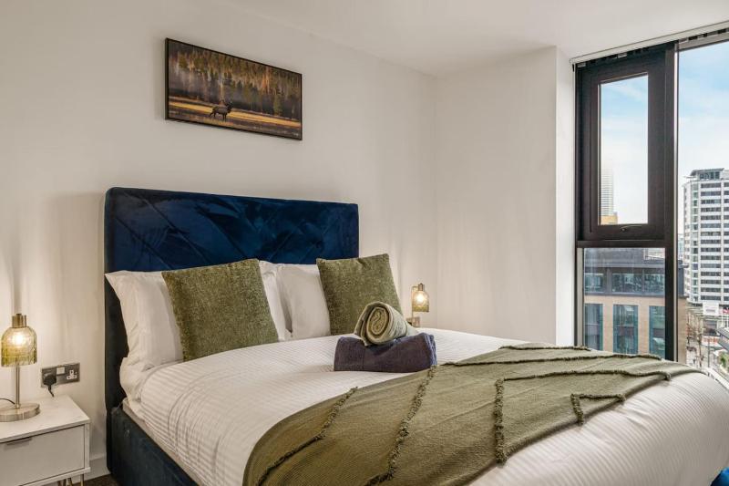 Broad Street 2 Bed Apt 24hr Gym Netflix and Parking - image 25