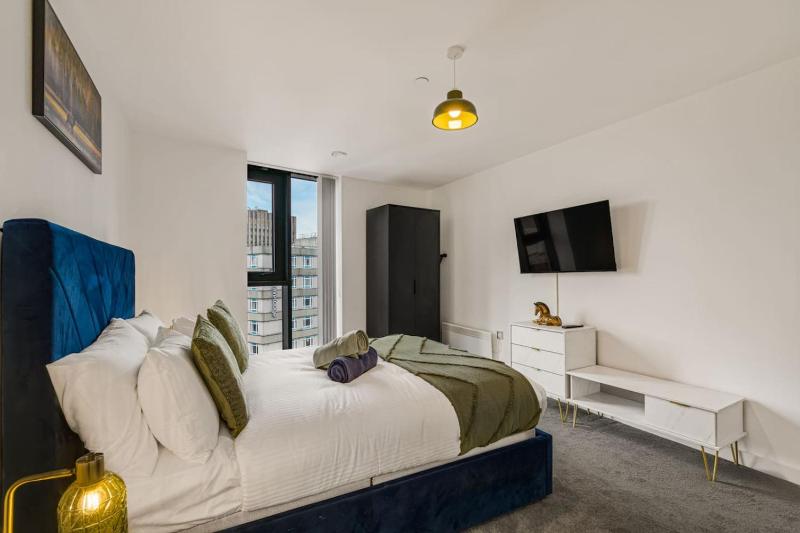 Broad Street 2 Bed Apt 24hr Gym Netflix and Parking - image 20