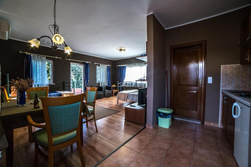 Studio Apartment with Sea View image 1