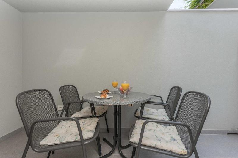 Apartments by the sea Makarska - 20923 - image 6