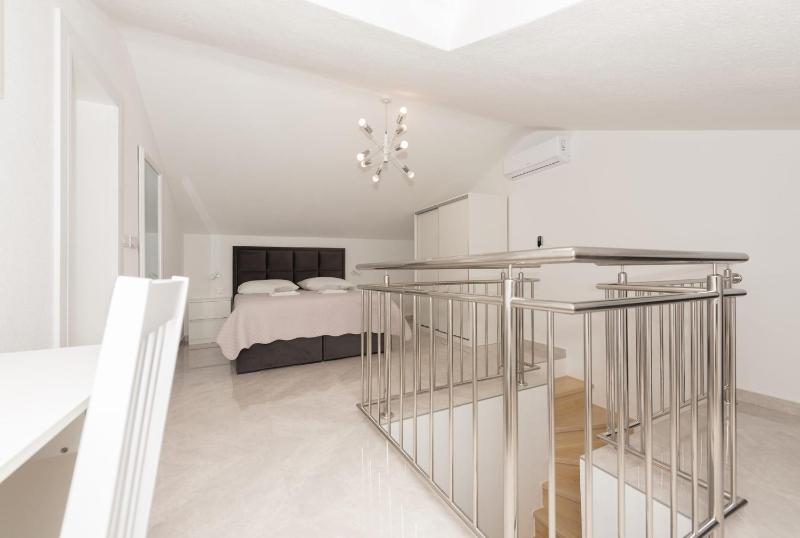 Apartments by the sea Makarska - 25383 - image 7