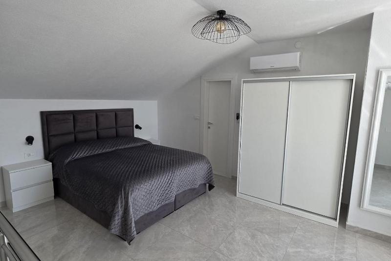 Apartments by the sea Makarska - 25383 - image 5
