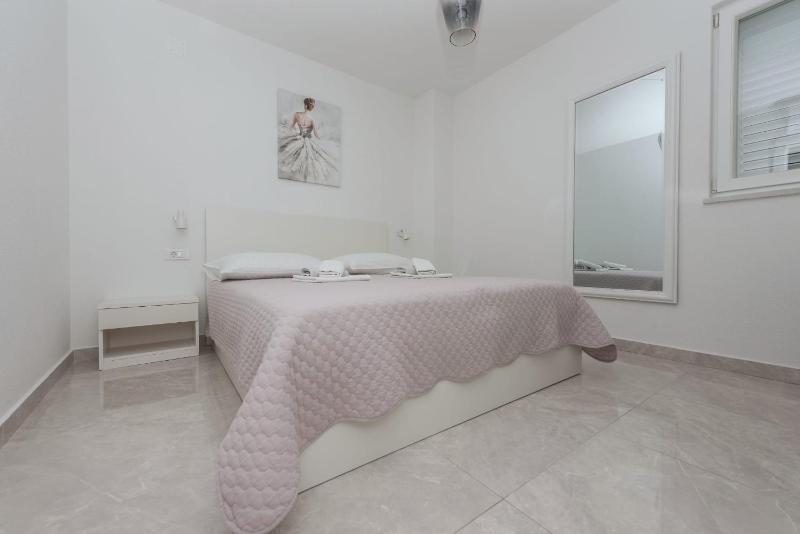 Apartments by the sea Makarska - 25383 - image 4
