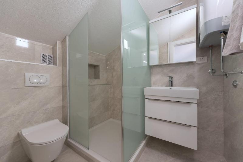 Apartments by the sea Makarska - 25383 - image 14