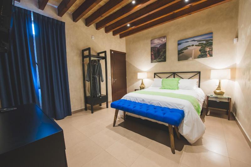 COSIJOPI · Spacious Colonial Home with Terrace - image 16