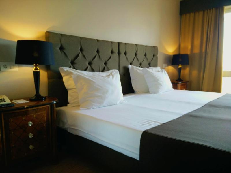 Superior Double or Twin Room with Sea View image 3