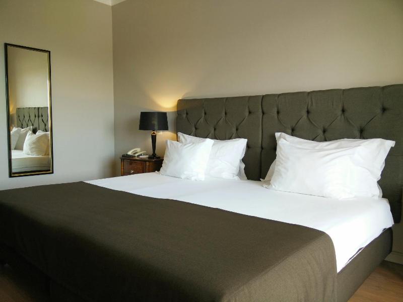 Superior Double or Twin Room with Sea View image 2