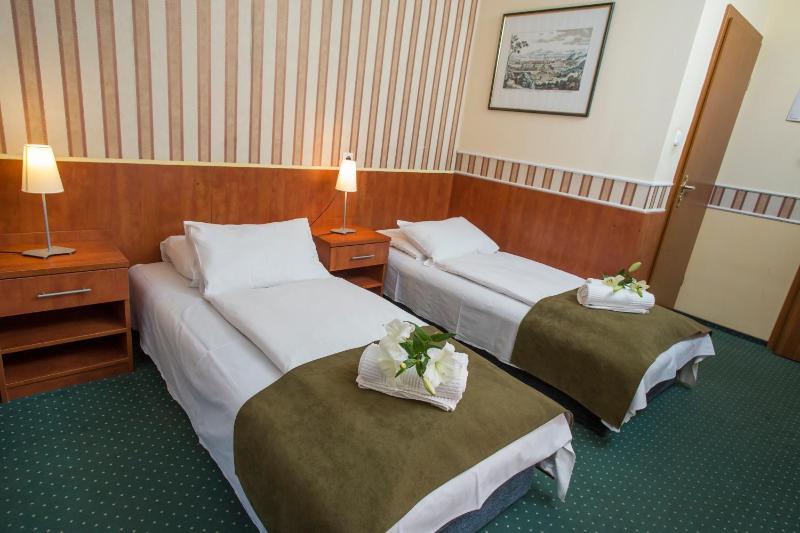 Twin Room image 2